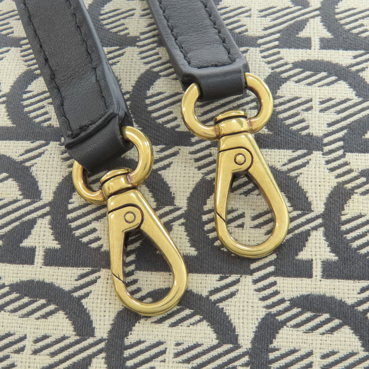 Salvatore Ferragamo サルヴァトーレフェラガモ ガンチーニモチーフ ハンドバッグ キャンバス レディース 中古