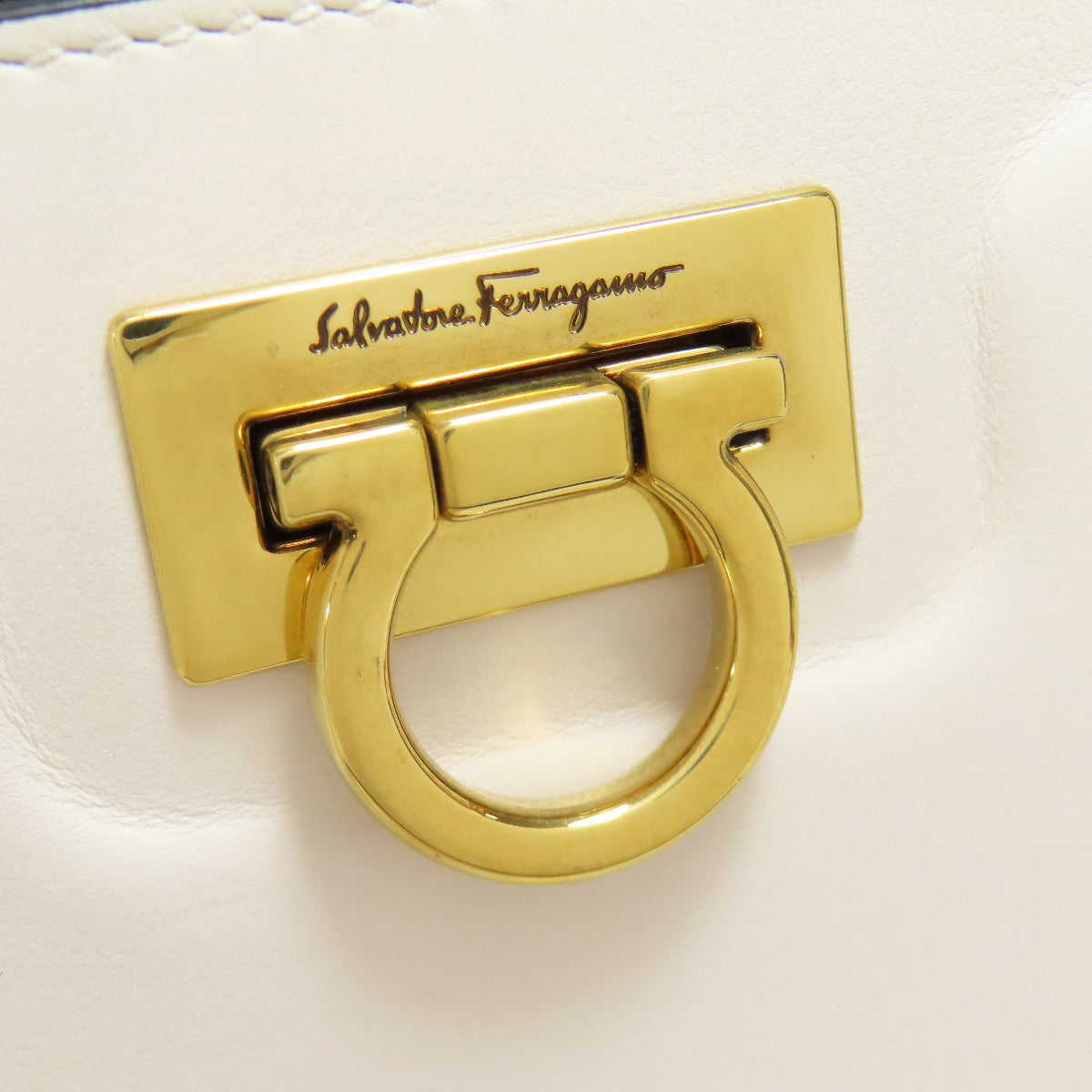 Salvatore Ferragamo サルヴァトーレフェラガモ ガンチーニ金具 ショルダーバッグ レザー レディース 中古