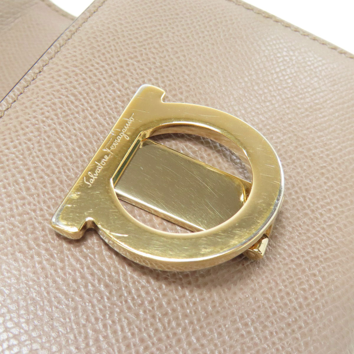 Salvatore Ferragamo サルヴァトーレフェラガモ ガンチーニ金具モチーフ 二つ折り財布（小銭入れあり） レザー レディース 中古