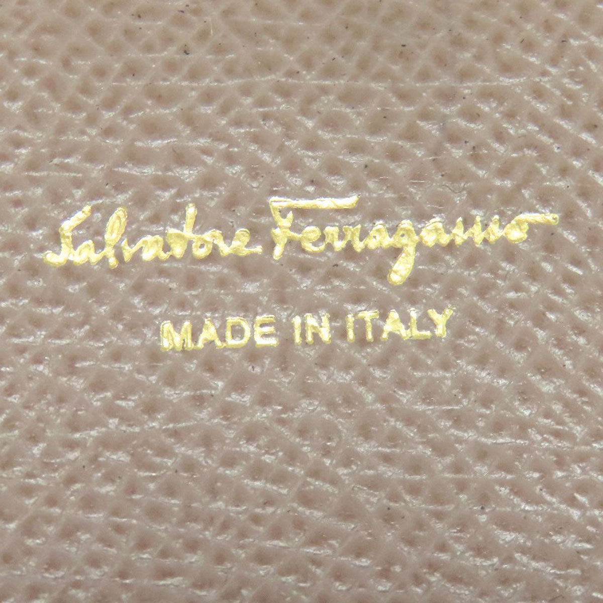 Salvatore Ferragamo サルヴァトーレフェラガモ ガンチーニ金具モチーフ 二つ折り財布（小銭入れあり） レザー レディース 中古