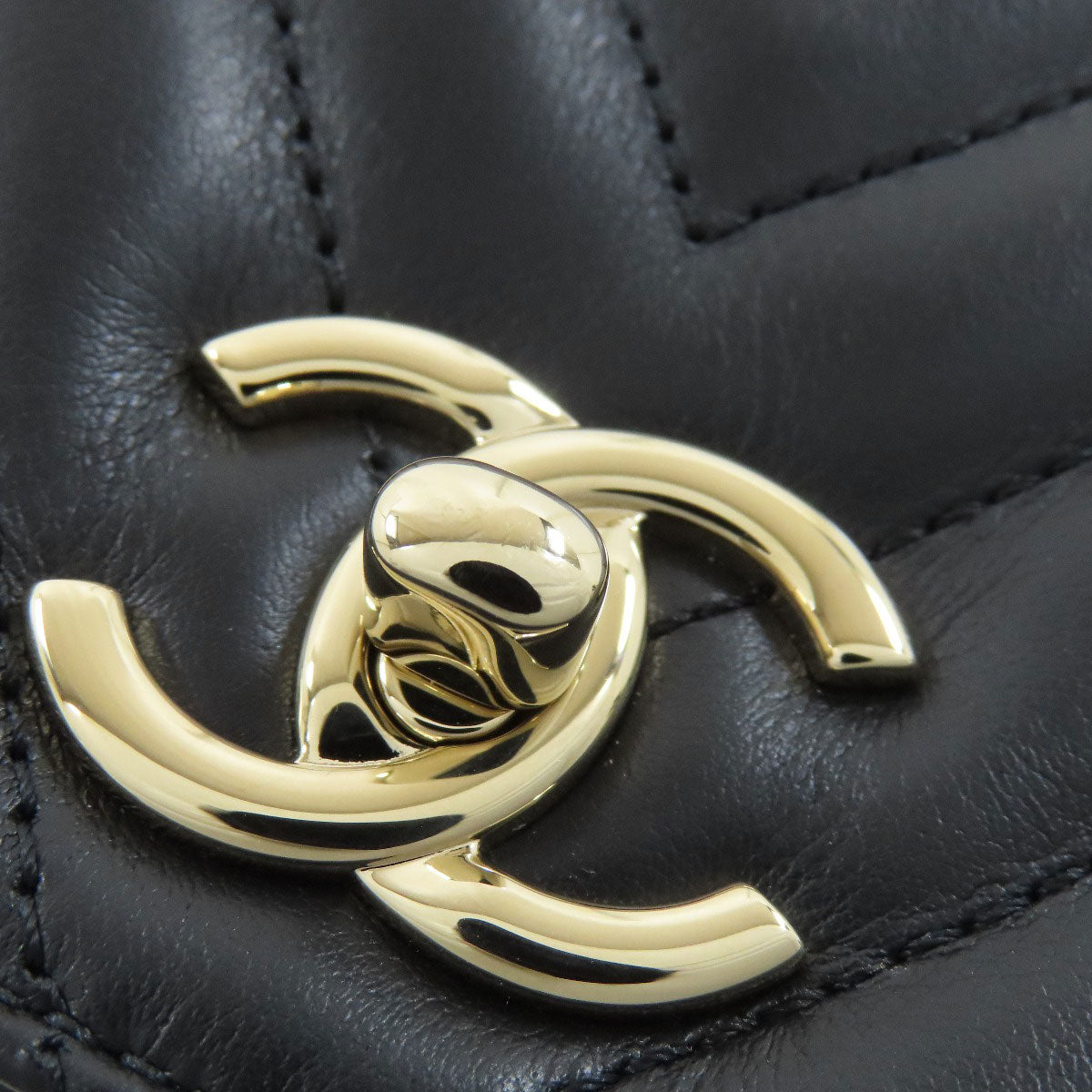 CHANEL シャネル チェーンショルダー Vステッチ ゴールド金具 ショルダーバッグ ラムスキン レディース 中古