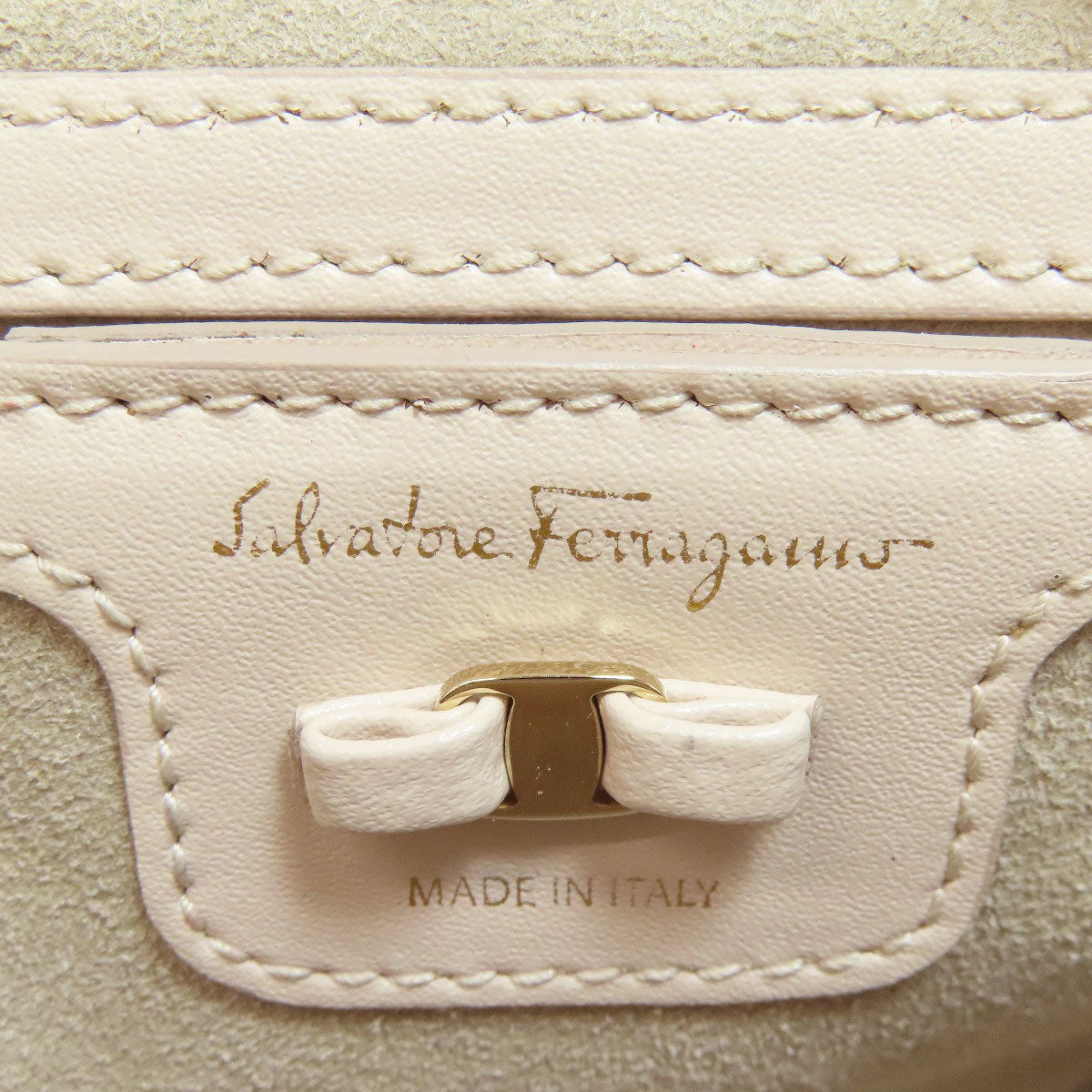 Salvatore Ferragamo サルヴァトーレフェラガモ ヴァラリボン ショルダーバッグ レザー レディース 中古