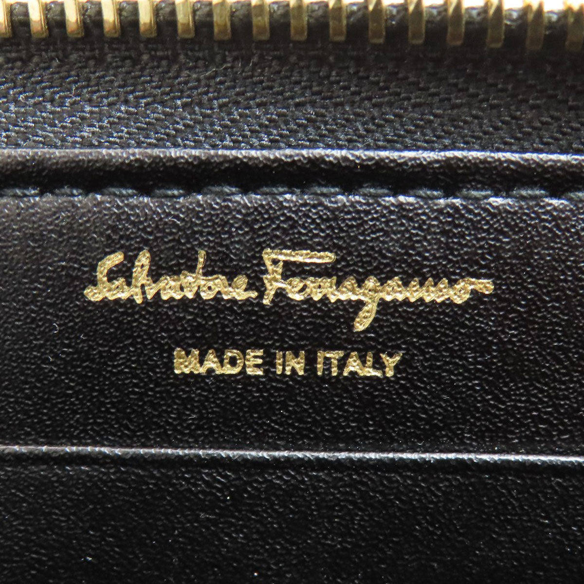 Salvatore Ferragamo サルヴァトーレフェラガモ ガンチーニ金具 長財布（小銭入れあり） レザー レディース 中古