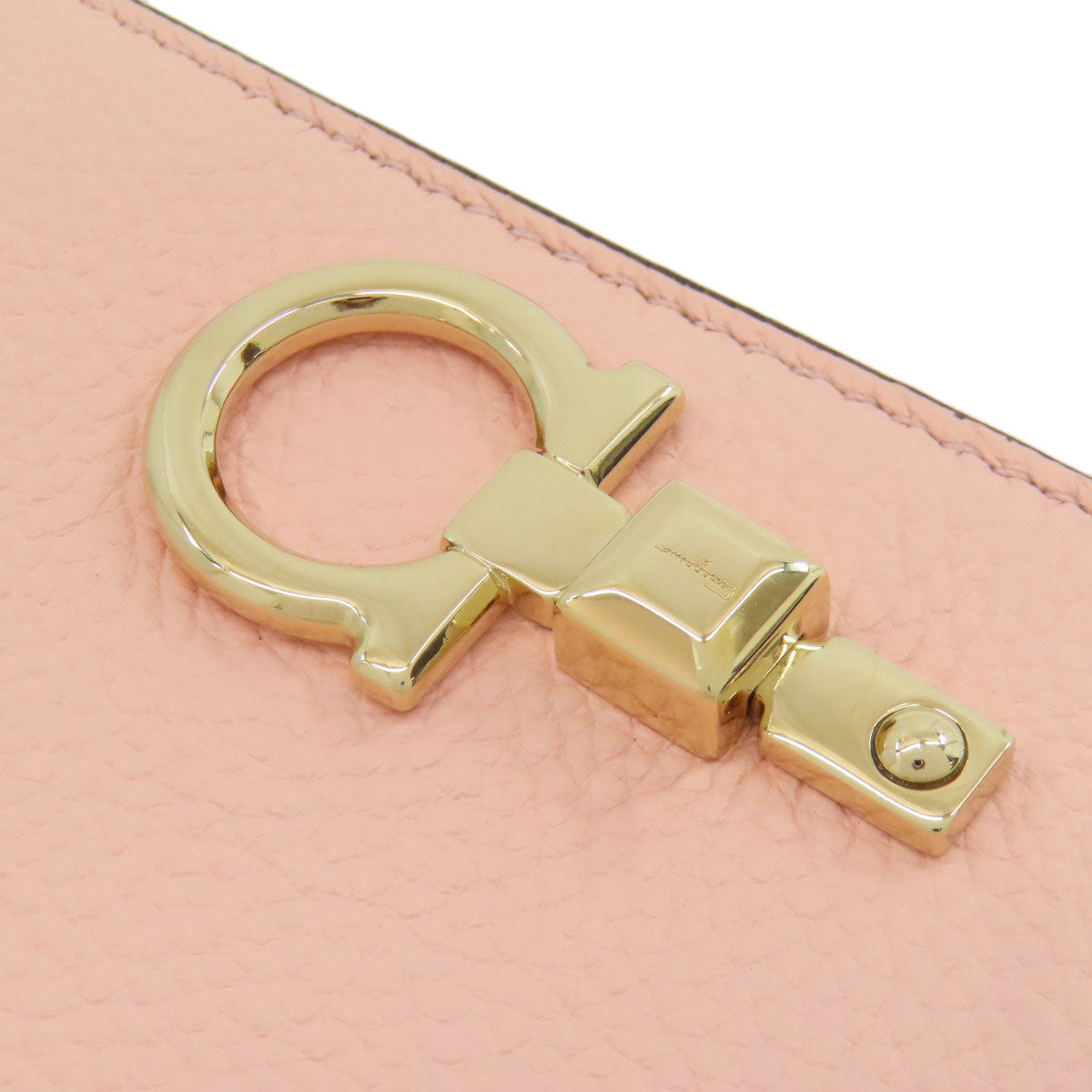 Salvatore Ferragamo サルヴァトーレフェラガモ ガンチーニ金具 二つ折り財布（小銭入れあり） レザー レディース 中古