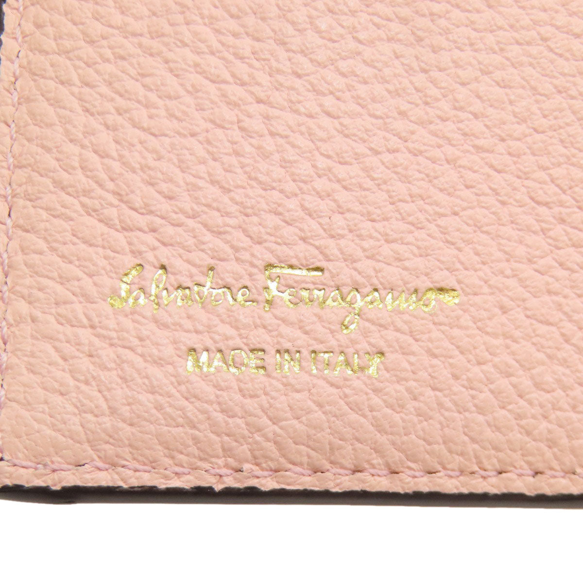 Salvatore Ferragamo サルヴァトーレフェラガモ ガンチーニ金具 二つ折り財布（小銭入れあり） レザー レディース 中古