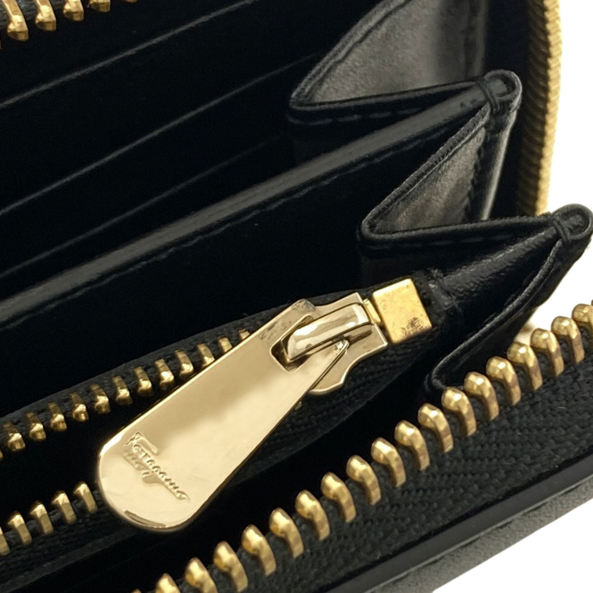 Salvatore Ferragamo サルヴァトーレフェラガモ ガンチーニ金具 長財布（小銭入れあり） レザー レディース 中古