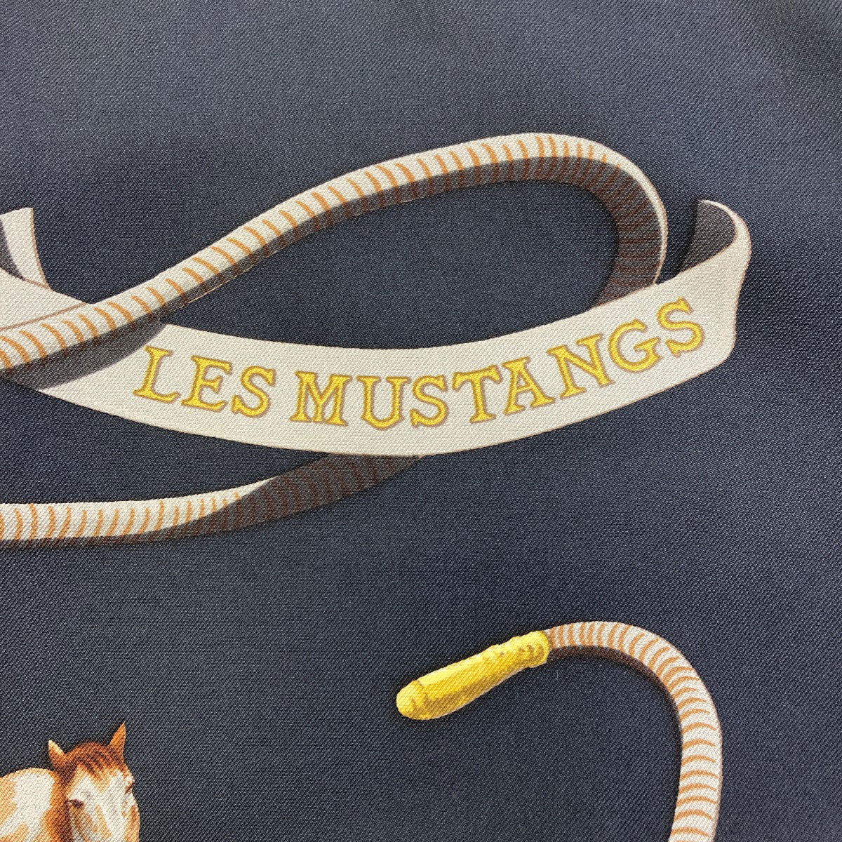 エルメス カレ90 LES MUSTANNGS 野生馬 スカーフ 中古 商品画像5